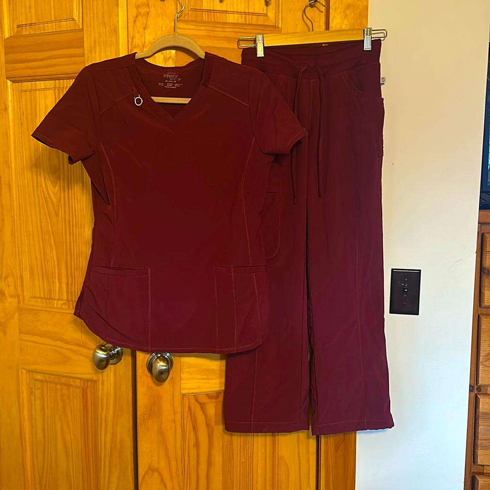 Cherokee Infinity scrub set size XS top, XSP bottoms, wine red